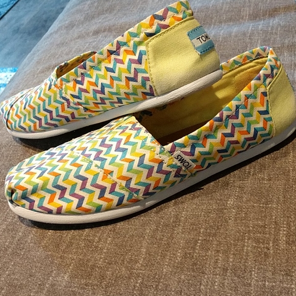 Toms Shoes - EUC Bob's Chevron Slip on lady's shoes,sz.8.5